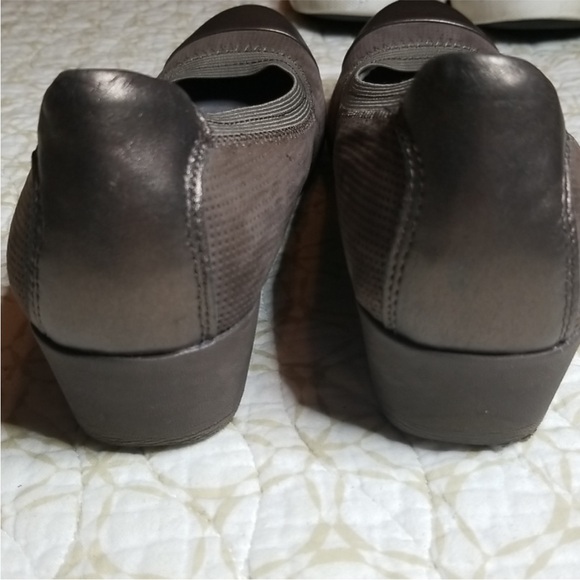 Clarks Artisan Petula Wedge Slip on Pump perforated Leather - Picture 4 of 7